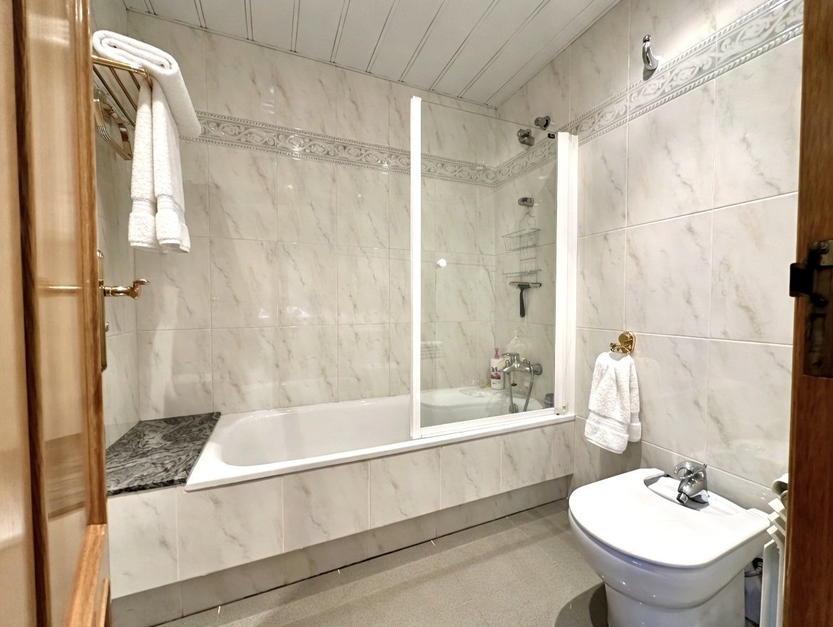 Baño compartido (2ª planta) con bañera y mampara