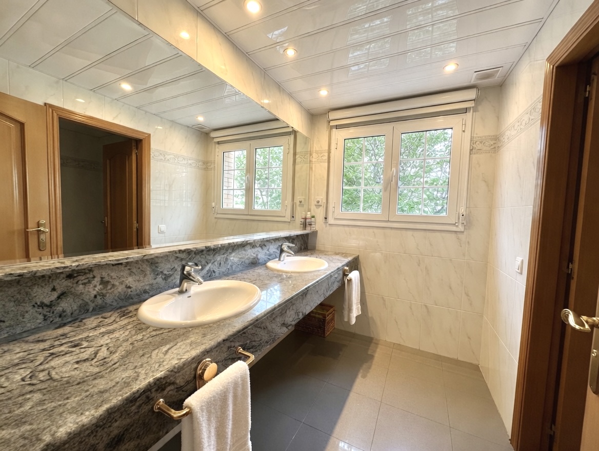 Baño compartido (2ª planta) con doble lavabo en encimera de mármol