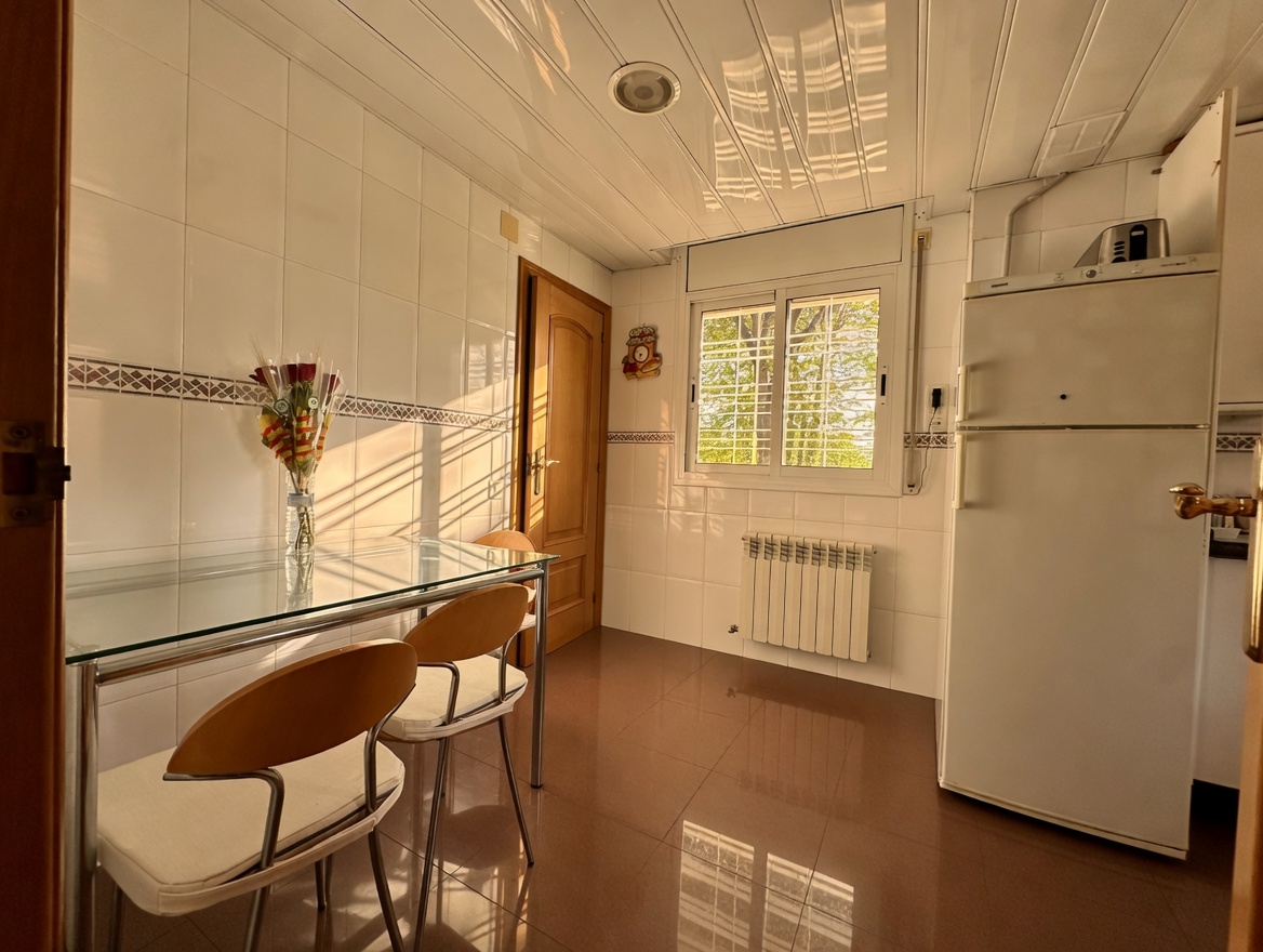 Cocina office con zona de comedor diario