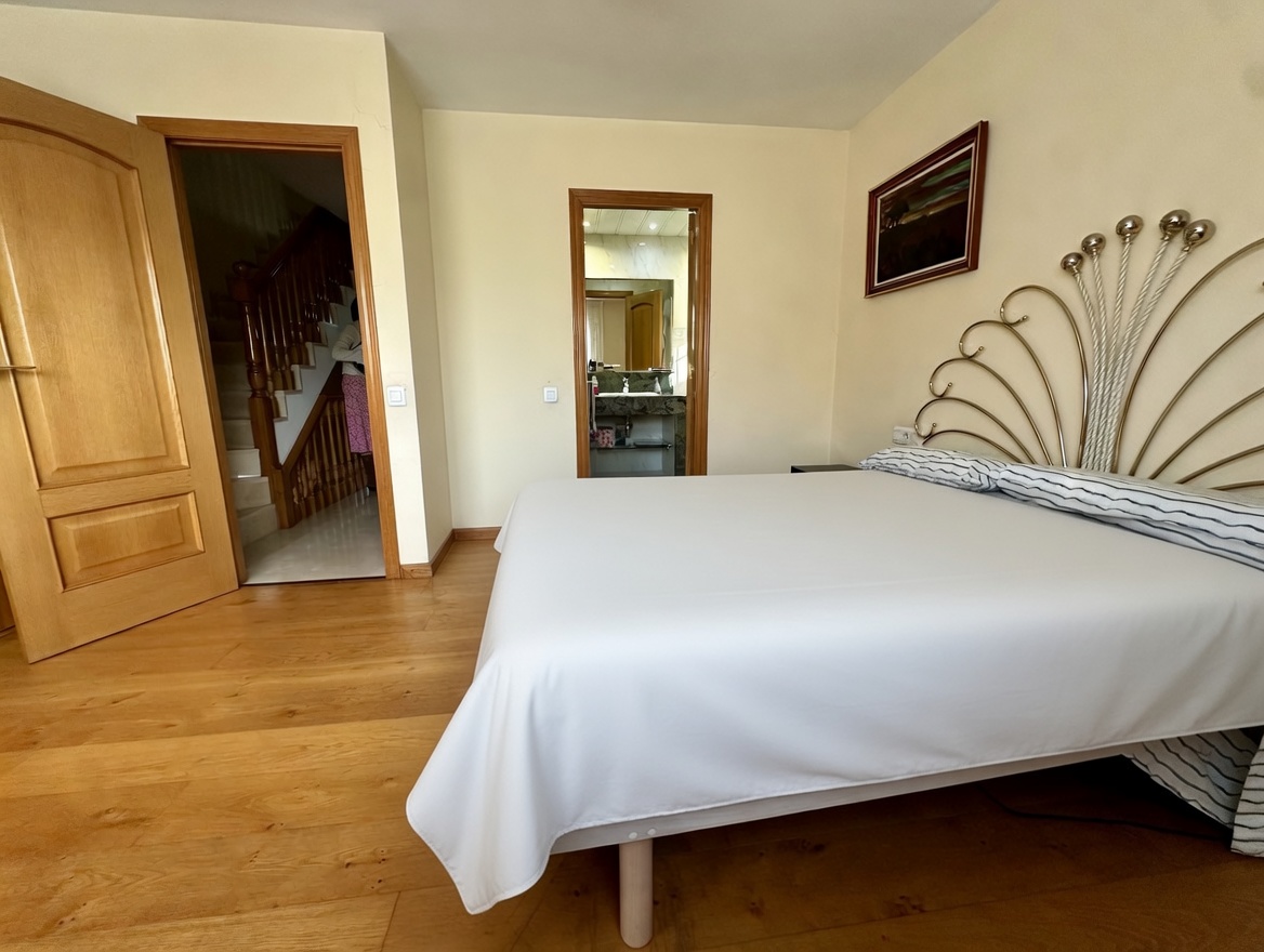 Dormitorio doble con baño en-suite y acceso a escalera interior