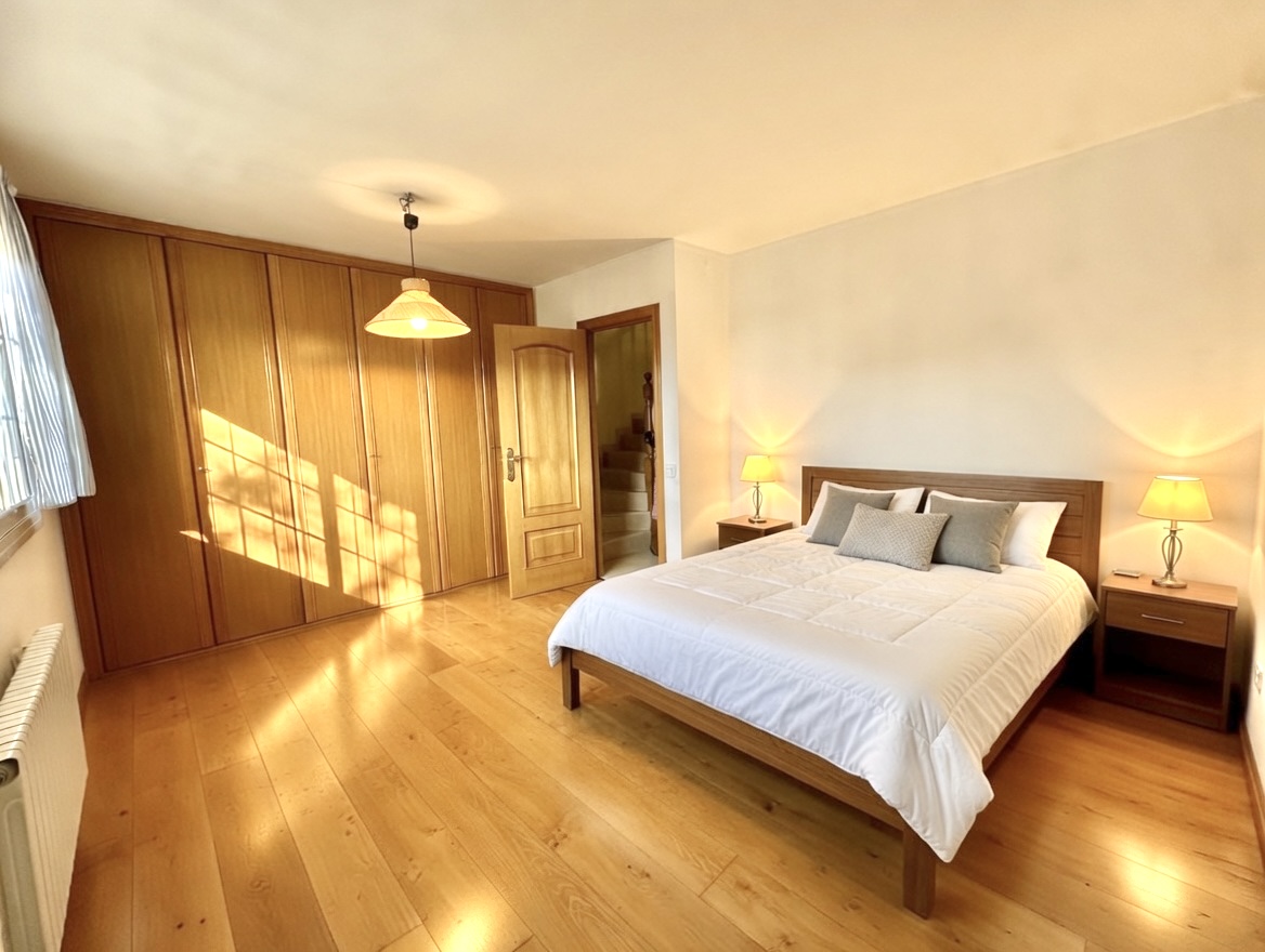 Dormitorio principal con armarios empotrados y suelo de madera