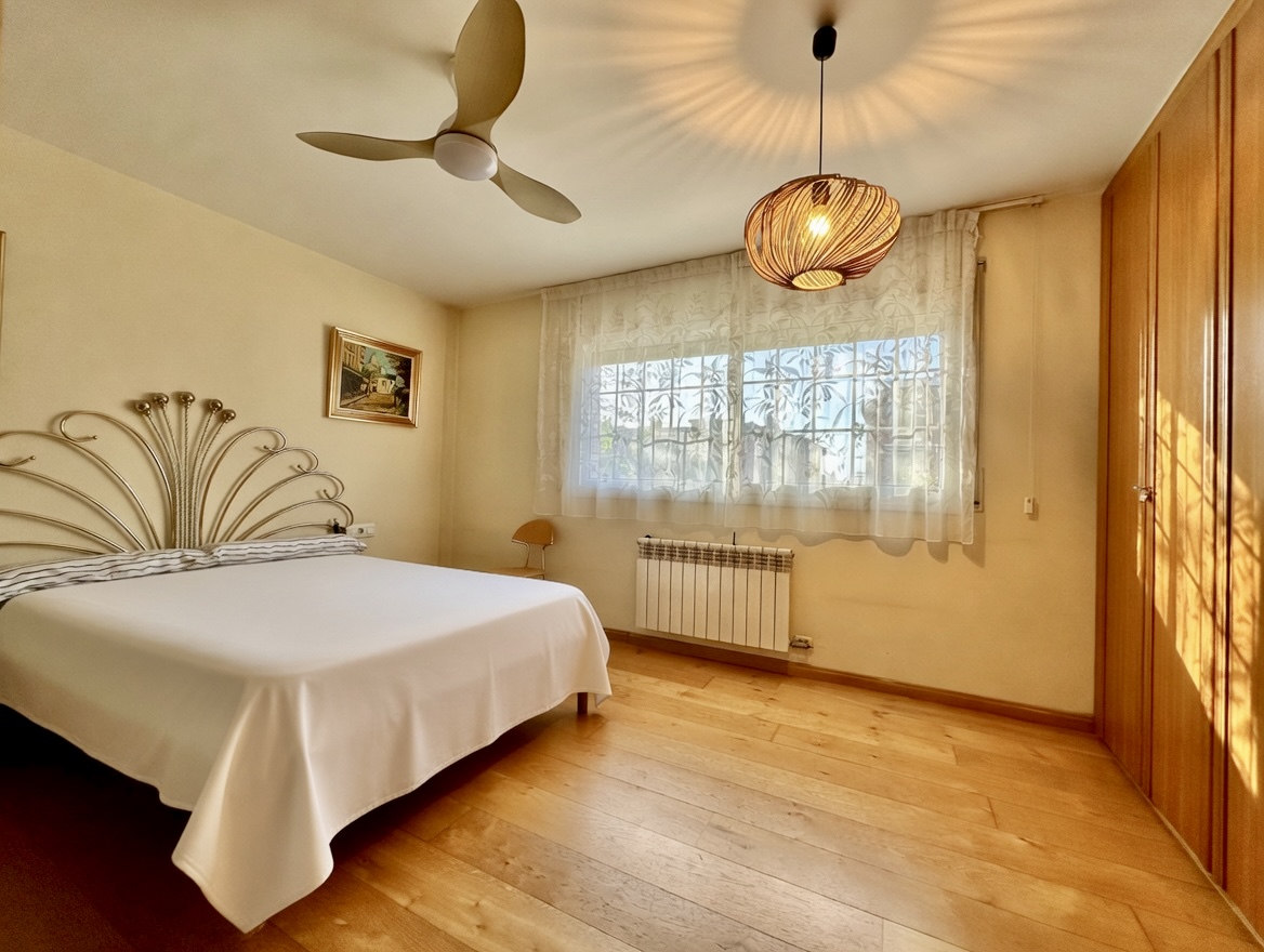 Dormitorio doble con ventilador de techo y armario empotrado