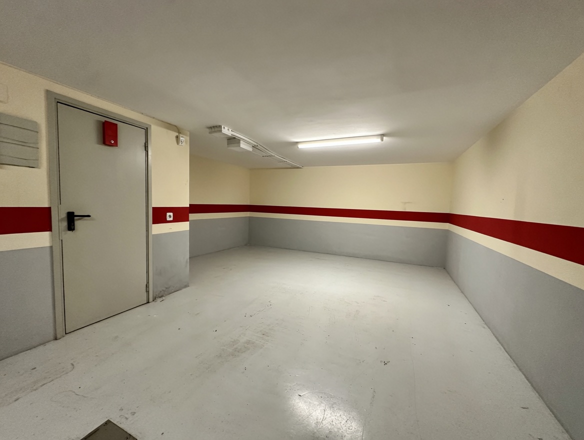 Garaje privado de ~68 m² con acceso interior desde la vivienda