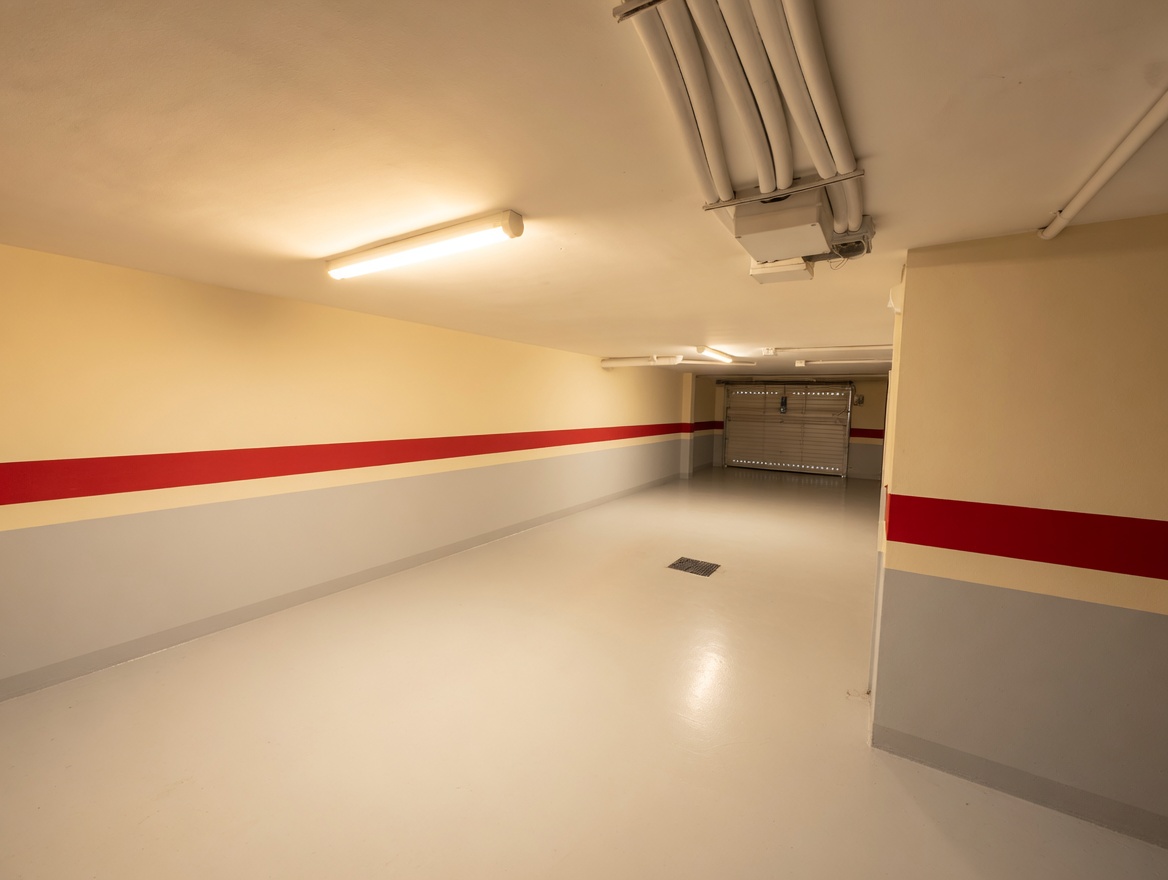 Zona de maniobra del garaje con acceso a puerta motorizada