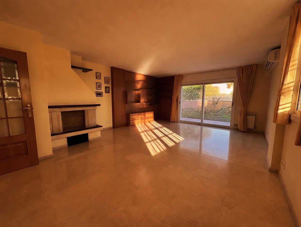 Salón-comedor con chimenea y salida al jardín